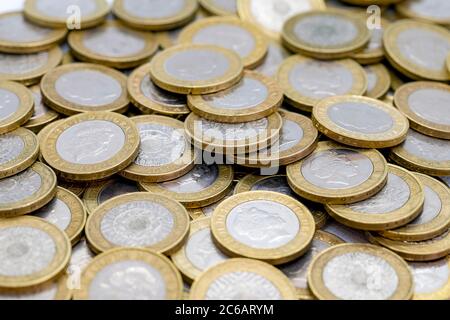 Piles et piles de deux pièces de livre Banque D'Images