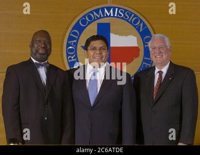 Austin, TX 23NOV04 : membres de la Texas Railroad Commission, de gauche à droite, commissaire Michael L. Williams, président Victor G. Carrillo et commissaire Charles R. Matthews. La commission est chargée de réglementer l'industrie pétrolière et gazière au Texas. ©Bob Daemmrich Banque D'Images