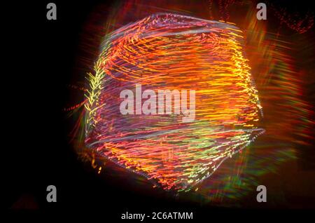 Austin, Texas États-Unis, décembre 23 2004 : les lumières de Noël aglow sur une maison dans le quartier 37-1/2 Street, connu pour ses décorations sur le dessus, pendant la saison des fêtes. ©Bob Daemmrich Banque D'Images