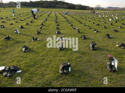 Des bottes de combat militaires représentant des militaires américains tués dans le conflit en Irak parsèment une étendue herbeuse à Zilker Park à Austin au Texas. L'exposition dramatique fait partie d'une tournée nationale itinérante, « Eyes Wide Open : The Human Cost of War in Iraq » co-parrainée par le American Friends Service Committee. ©Bob Daemmrich Banque D'Images