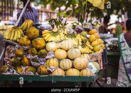 Fruits jaunes les bananes, melons, papaye et mangues sont vendus dans les marchés de rue. Banque D'Images