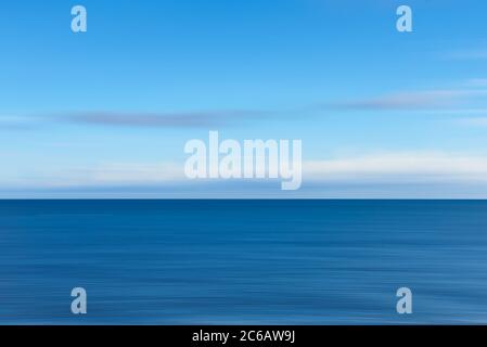 Paysage marin abstrait. Mer et ciel avec flou de mouvement. Banque D'Images