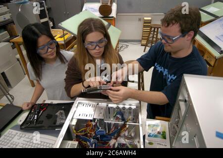 Austin, Texas, États-Unis, 10 février 2005 : les élèves du secondaire de la Texas School for the Deaf participent à un cours professionnel de réparation informatique. ©Bob Daemmrich Banque D'Images