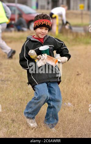 Austin, Texas États-Unis, 15 janvier 2005 : un bénévole aide à nettoyer les ordures le long de Martin Luther King Jr. Blvd. A Austin pour célébrer l'anniversaire du leader des droits civiques. ©Bob Daemmrich Banque D'Images