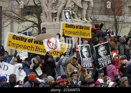 Washington, D.C. États-Unis, janvier 20 2005 : des manifestants mécontents de la réélection de George W. Bush brandissent des pancartes et crient lors d'un rassemblement de protestation près de la cérémonie d'investiture de Bush pour son deuxième mandat. ©Bob Daemmrich Banque D'Images