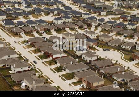 Houston, Texas États-Unis, février 11 2005 : antennes de nouvelles subdivisions dans l'ouest de Houston au large de la Katy Freeway à environ 15 miles à l'ouest du centre-ville. ©Bob Daemmrich Banque D'Images