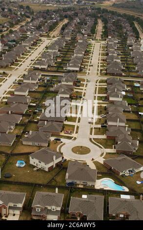 Houston, Texas États-Unis, février 11 2005 : antennes de nouvelles subdivisions dans l'ouest de Houston au large de la Katy Freeway à environ 15 miles à l'ouest du centre-ville. ©Bob Daemmrich Banque D'Images