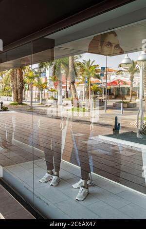 Réflexions et mannequins dans un magasin vitrine, fermé à la suite de covid 19 verrouillage Playa de Las Americas, Tenerife, îles Canaries, Espagne Banque D'Images