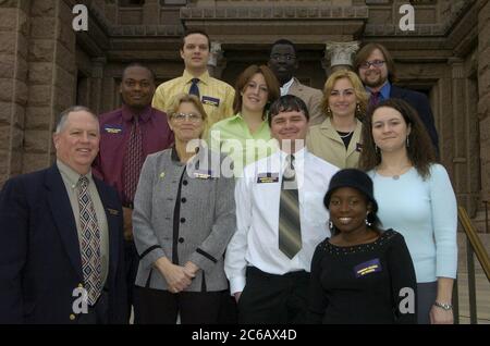 Austin, Texas, États-Unis, février 17 2005 : des étudiants des collèges communautaires du Texas posent avec leurs camarades de classe devant le Capitole du Texas, où ils se sont réunis pour une journée annuelle de lobbying pour rencontrer les législateurs de l'État et plaider pour plus de financement pour l'enseignement supérieur. ©Bob Daemmrich Banque D'Images