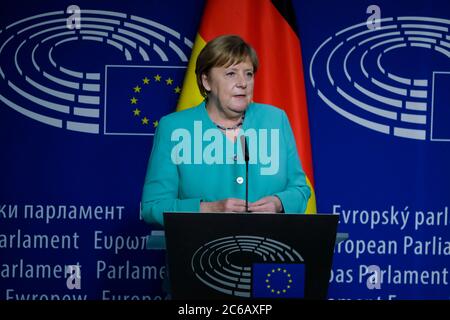 Bruxelles, Belgique. 08 juillet 2020. La chancelière allemande Angela Merkel et le président du Parlement européen David Sassoli assistent à une conférence de presse conjointe au Parlement européen à Bruxelles, en Belgique, le 8 juillet 2020. Crédit: ALEXANDROS MICHAILIDIS/Alay Live News Banque D'Images