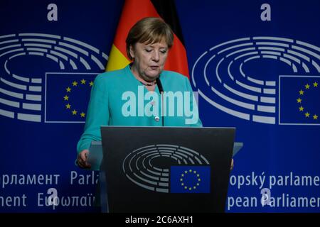 Bruxelles, Belgique. 08 juillet 2020. La chancelière allemande Angela Merkel et le président du Parlement européen David Sassoli assistent à une conférence de presse conjointe au Parlement européen à Bruxelles, en Belgique, le 8 juillet 2020. Crédit: ALEXANDROS MICHAILIDIS/Alay Live News Banque D'Images