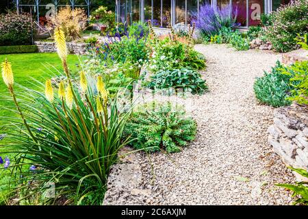 Terrasse herbacée dans un jardin en pente. Banque D'Images