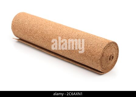 Rouleau de sous-couche de plancher en liège naturel isolé sur blanc Banque D'Images