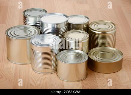 Groupe de boîtes de conserve alimentaire isolated on white Banque D'Images