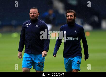 Wayne Rooney (à gauche) et Graeme Shinnie du comté de Derby se réchauffent lors du match de championnat Sky Bet aux Hawthorns, West Bromwich. Banque D'Images