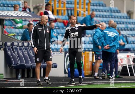 Gary Rowett, directeur de Millwall, se met en contact avec le match du championnat Sky Bet à la Den, Londres. Banque D'Images