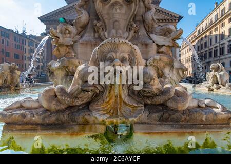 Italie, Latium, Rome, Pigna, Piazza della Rotunda, Fontana del Pantheon Banque D'Images