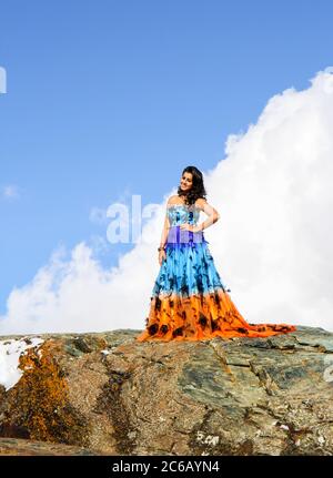 Zermatt, Suisse - 15 octobre 2016 : une actrice de Bollywood de l'Inde en costumes d'été fait du film sur la neige d'hiver au-dessus de la SUISSE A. Banque D'Images