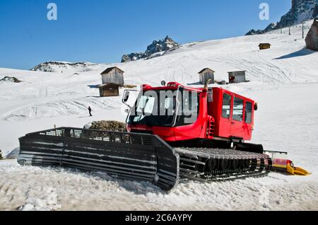 Snow Cat dans le ciel un complexe en hiver Banque D'Images