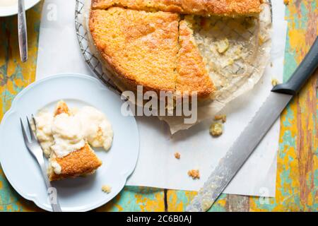 Gâteau au safran aux groseilles à maquereau et crème à la vanille Banque D'Images