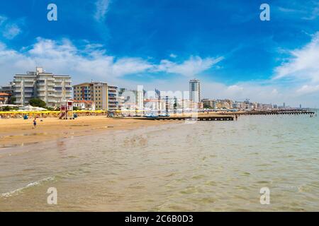 Plage de Lido di Jesolo à la mer adriatique dans une belle journée d'été, Italie Banque D'Images