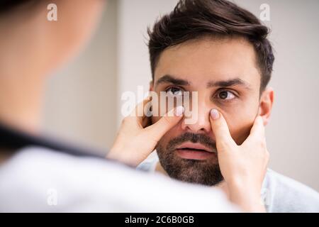 Médecin médecin médecin effectuant un examen de sinusite pour l'inflammation de sinus Banque D'Images