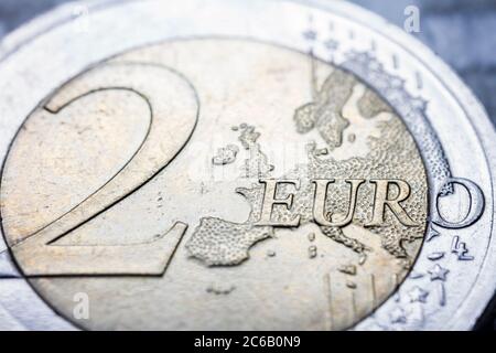 Détail macro deux pièces d'euro avec mot euro. vue macro de 2 euros. La monnaie européenne est très proche. Faible profondeur de champ. Banque D'Images