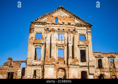 Les ruines d'un ancien palais médiéval abandonné avec des colonnes à Ruzhany. Brest, Bélarus. Banque D'Images