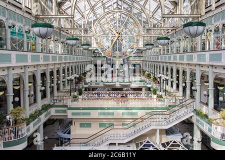 Dublin, Irlande - septembre 09. 2018 : Centre commercial Stephen's Green, rue Grafton, avec des structures en verre et en acier à l'intérieur. Banque D'Images