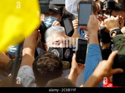 L'ancien président ukrainien Petro Porochenko arrive devant un tribunal de district de Kiev.le tribunal de district de Pechersk de Kiev continue d'examiner une motion visant à imposer une mesure de retenue au cinquième président ukrainien Petro Porochenko, L'OMS est soupçonnée d'émettre un décret illégal désignant Serhiy Semochko Premier chef adjoint du Service de renseignement étranger, selon les informations des médias. Banque D'Images