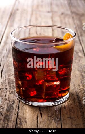 Cocktail Boulevardier et zeste d'orange en verre Banque D'Images