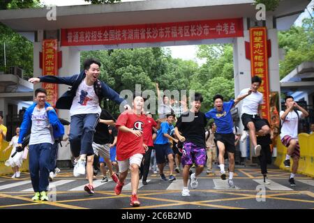 Changsha, province chinoise du Hunan. 8 juillet 2020. Les candidats quittent le site de l'examen à Changsha, dans la province du Hunan, dans le centre de la Chine, le 8 juillet 2020. L'examen d'entrée à l'université nationale s'est achevé mercredi dans certaines parties de la Chine. Crédit: Xue Yuge/Xinhua/Alay Live News Banque D'Images