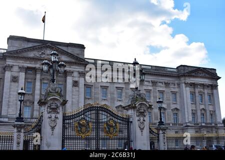 Vue rapprochée des lampes ornées et des balustrades de couleur noir et or à l'extérieur de Buckingham Palace sur le Mall. Nuages dans le ciel bleu. Banque D'Images