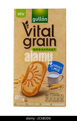 Boîte de biscuits de céréales Gullon Vital grain isolé sur fond blanc - biscuit avec céréales et lait Banque D'Images