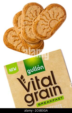 Boîte de biscuits de céréales Gullon Vital grain ouvert pour montrer le contenu sur fond blanc - biscuit avec céréales et lait Banque D'Images