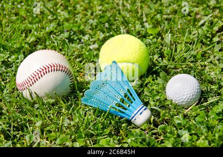 Équipement sportif (baseball, tennis, badminton, golf) situé dans l'herbe verte Banque D'Images
