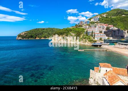 Plage de Mogren à Budva dans une belle journée d'été, Monténégro Banque D'Images