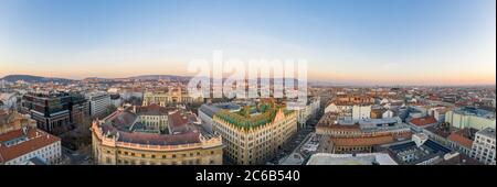 Vue panoramique de drone aérienne photo de la banque postale sur le toit art nouveau à Budapest Dawn avec vue sur le Parlement Banque D'Images