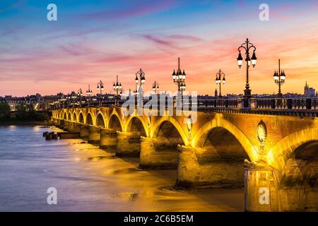 Pont de pierre, vieux pont de poney à Bordeaux dans une belle nuit d'été, France Banque D'Images