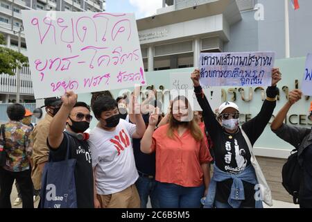 Bangkok, Thaïlande. 08 juillet 2020. Union étudiante de Thaïlande (SUT) et sponsors faisant une activité appelée désobéissance civile pour montrer la résistance. Décret d'urgence sur l'administration publique en situation d'urgence, devant le commissariat de police de Pathumwan, à Bangkok pour la deuxième fois. Auparavant, l'activité était le 30 juin 2020. (Photo de Teera Noisakran/Pacific Press) crédit: Pacific Press Agency/Alay Live News Banque D'Images