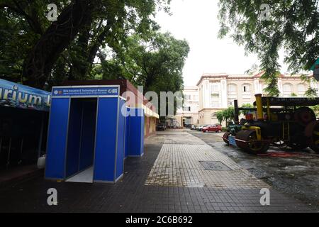 Kolkata, Inde. 7 juillet 2020. Le tunnel désinfectant a été installé au Birla Industrial & Technology Museum (BITM), Govt. Of India, pour le groupe Banque D'Images