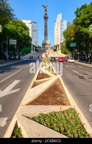 Paseo de la Reforma et l'Ange de l'indépendance à Mexico Banque D'Images