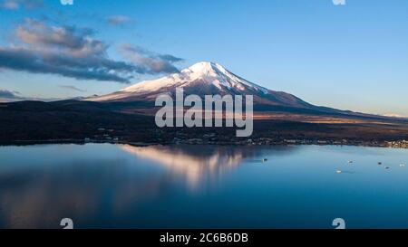 Photo aérienne - Mont Fuji inversé sur le lac très calme Yamanaka au Japon, un matin d'hiver ensoleillé Banque D'Images