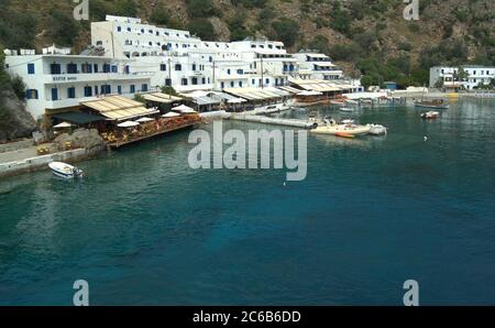 Grèce, village de Loutro, Crète. Vue sur le paysage de la charmante petite baie avec restaurants et bars bordant la jolie côte. Banque D'Images