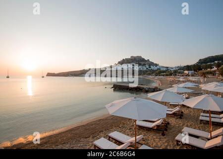 Vue sur la plage de Lindos au lever du soleil, Lindos, Rhodes, Dodécanèse, îles grecques, Grèce, Europe Banque D'Images