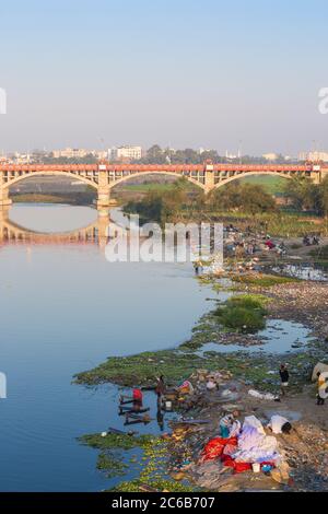 Lavage séchage sur les rives de la rivière Gomti, Lucknow, Uttar Pradesh, Inde, Asie Banque D'Images