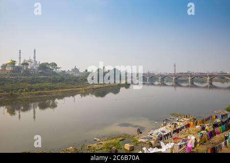 Lavage séchage sur les rives de la rivière Gomti, Lucknow, Uttar Pradesh, Inde, Asie Banque D'Images