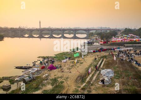 Lavage séchage sur les rives de la rivière Gomti, Lucknow, Uttar Pradesh, Inde, Asie Banque D'Images