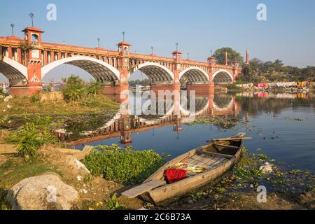 Pont sur la rivière Gomti, Lucknow, Uttar Pradesh, Inde, Asie Banque D'Images