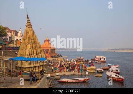 Temple Shiva submergé, Sindhia Ghat, Varanasi, Uttar Pradesh, Inde, Asie Banque D'Images